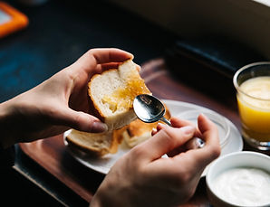 closeup foto van getoast brood dat besmeerd wordt