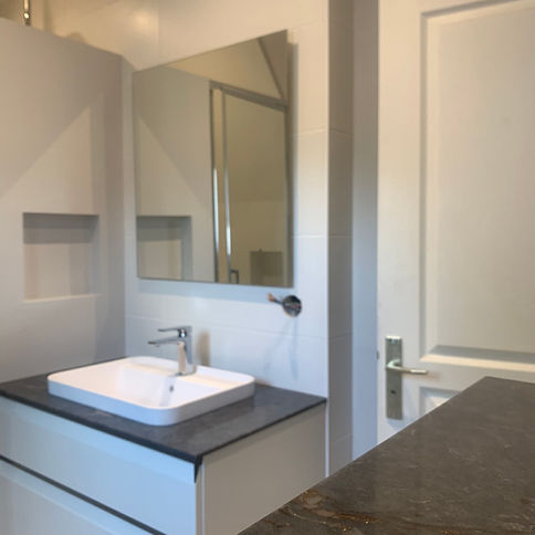 Salle de bain élégante et fonctionnelle blanche à Saint-Sylvestre-de-Cormeilles  | Dito Intérieurs