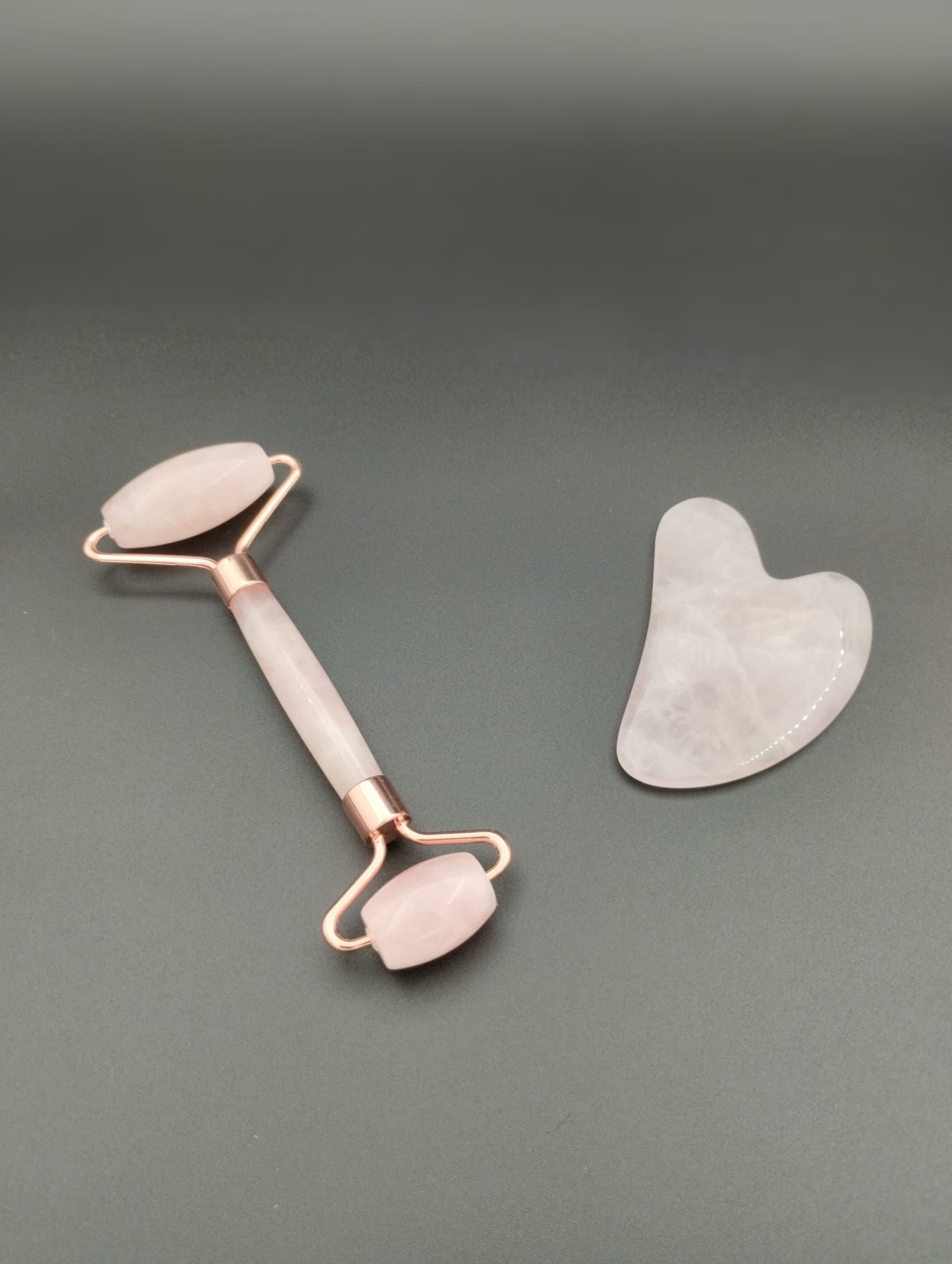 Coffret rouleau de massage + Gua sha en Quartz rose
