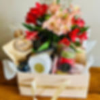 Cesta de café da manhã estilo brunch com flores