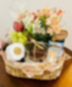 cesta de café da manhã de aniversário com bolo e flores