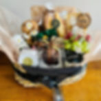 cesta de café da manhã de aniversário com bolo