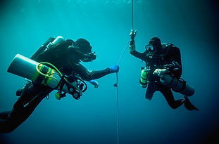Deux plongeurs