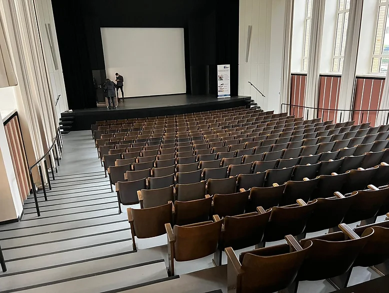 schule aula.webp