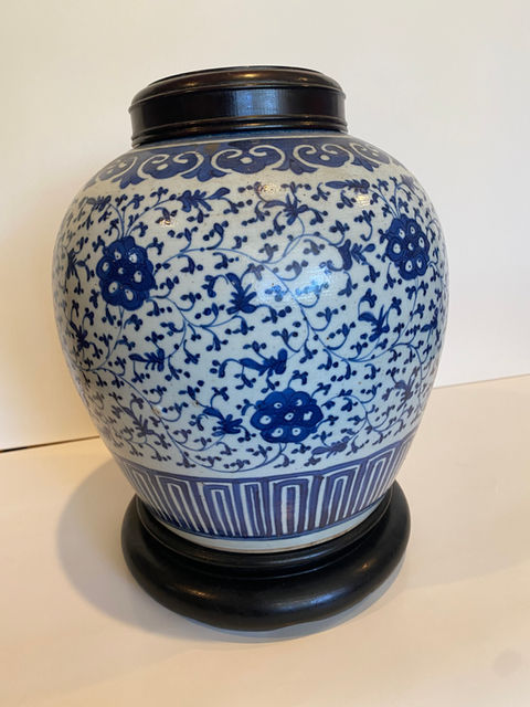 (清)青花缠枝花纹盖罐 - (Qing) Blue & White Flower Jar With Cover & Wood Stand
