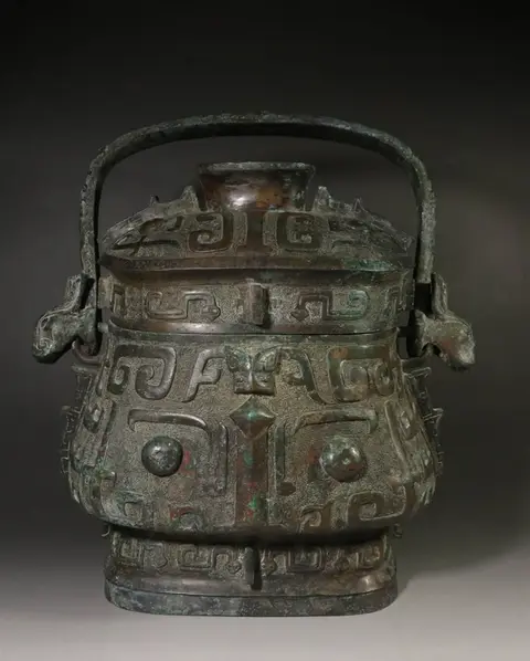 古青铜铭文礼器
H38.6 x L35 x W23 cm
Antique Archaic Bronze Ritual Vessel
MG082623L65037_H38.6xL35xW23