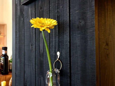 CAFEに、壁掛け一輪挿し