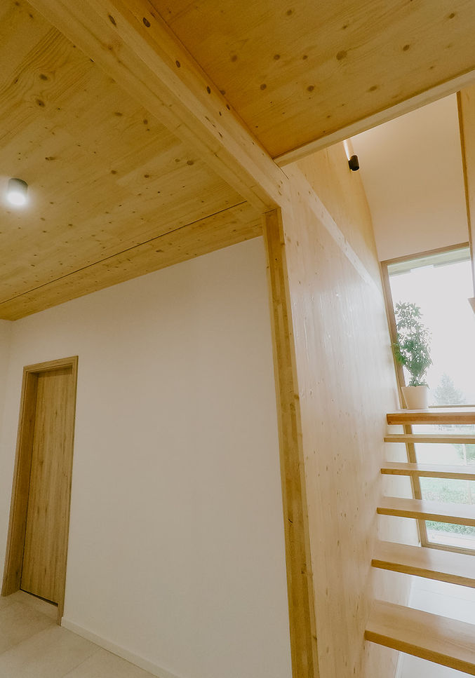 CLT családi ház folyosó és fa lépcsők