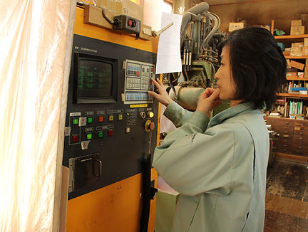 機械を操作する社員