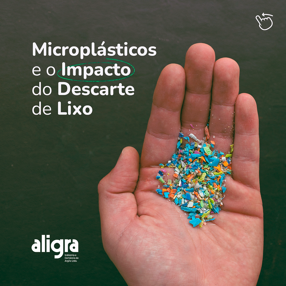 Mão segurando microplásticos