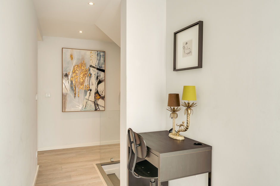 Hallway with desk, art, and lamp; a premium short-term rental Lisbon.