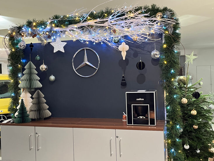 DÉCORATION DE NOËL 2024 - SHOWROOM MERCEDES