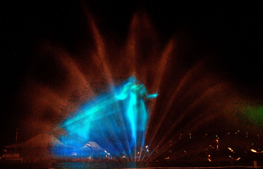 Personnage 3D représentant Manman Dlo projeté sur un écran d'eau.