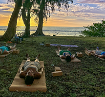 Yoga sunset plage