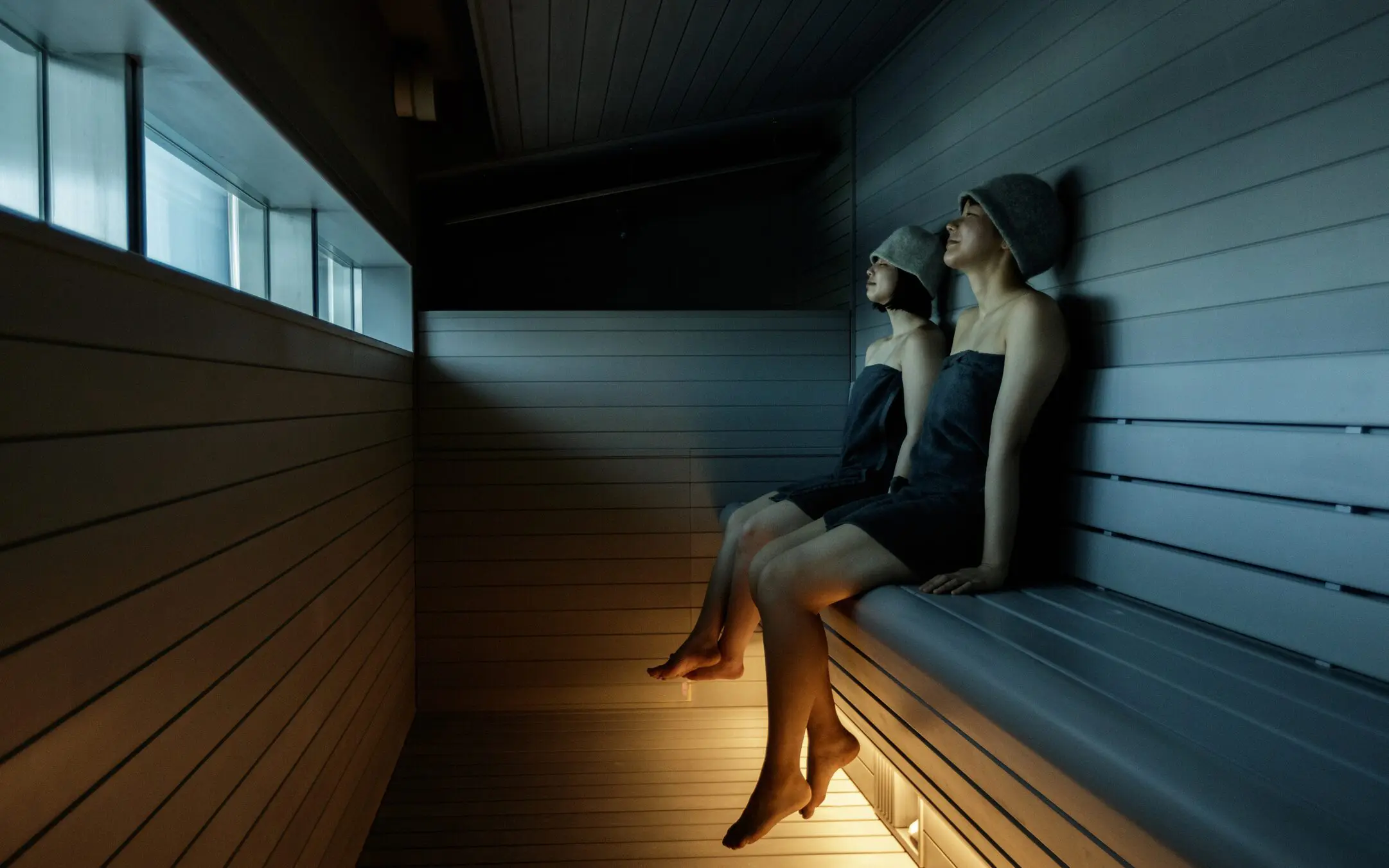 客人正在高輪 SAUNAS 的桑拿室裡享受桑拿