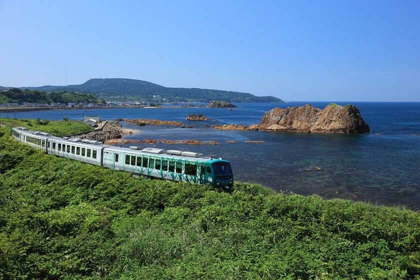 行駛在五能線上的「Resort白神」觀光列車