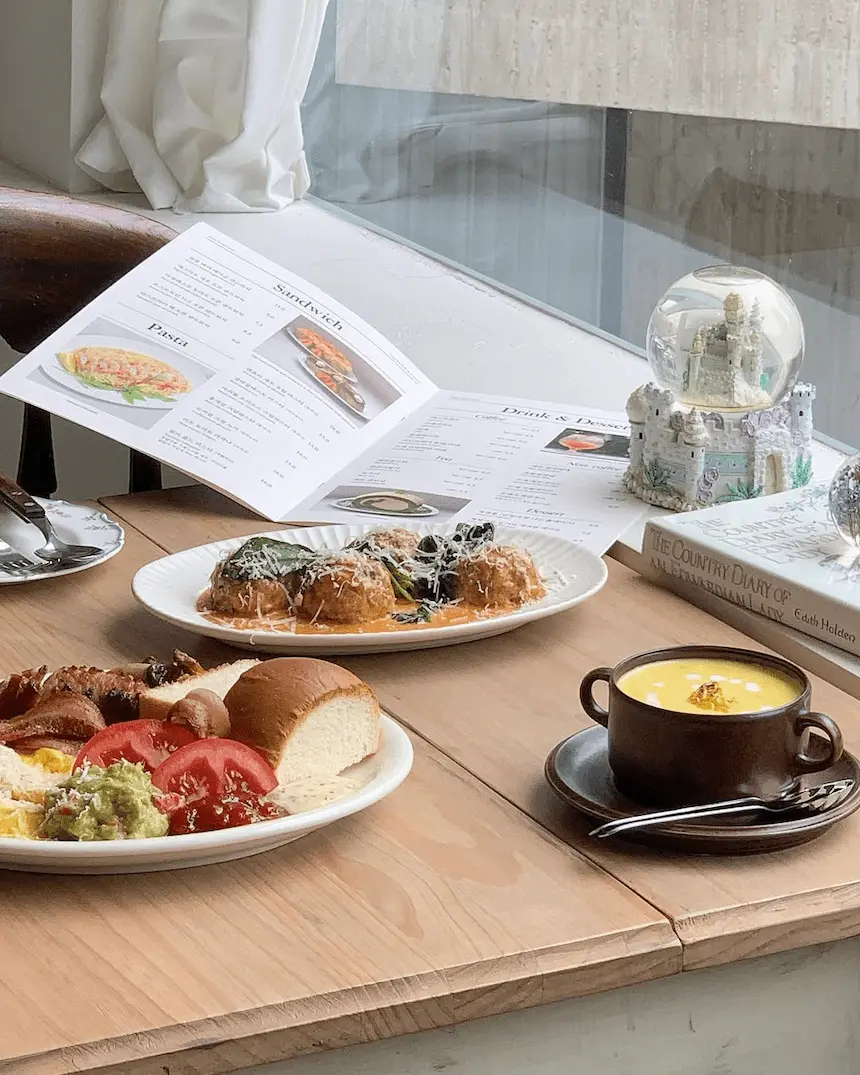 韓國咖啡廳 dear moment 的義大利麵與早午餐盤
