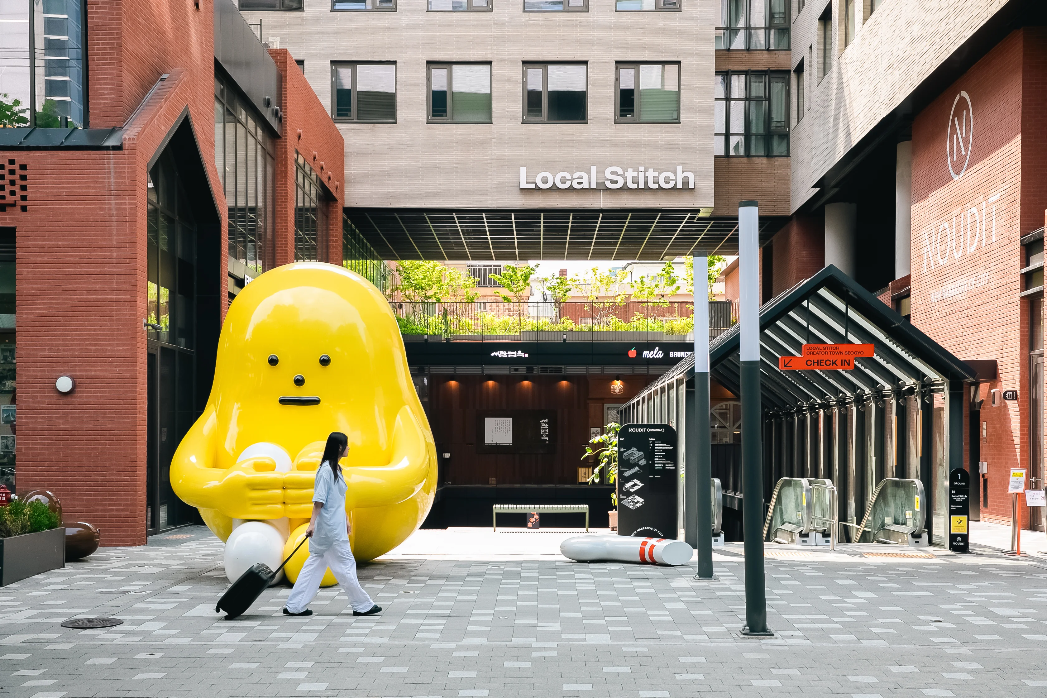首爾弘大住宿 Local Stitch 的大門口有一座黃色怪獸