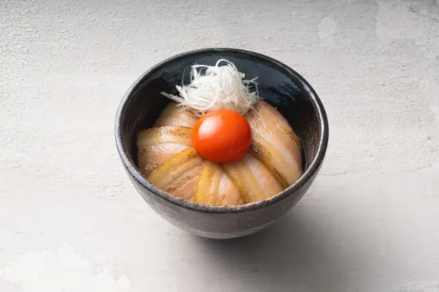 日本東京必吃拉麵 宍道湖蜆中華蕎麥 琥珀 的人氣燒肉丼

