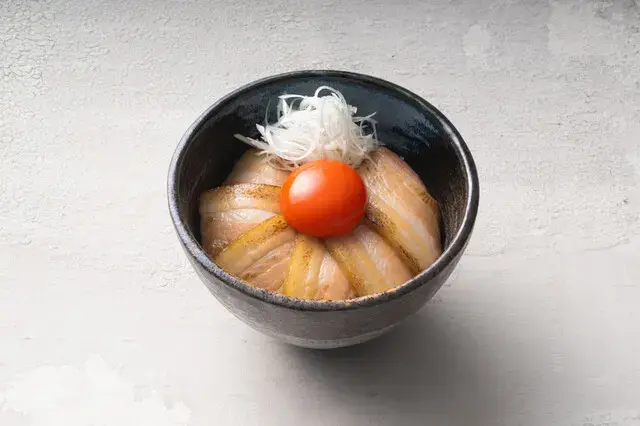 日本東京必吃拉麵 宍道湖蜆中華蕎麥 琥珀 的人氣燒肉丼

