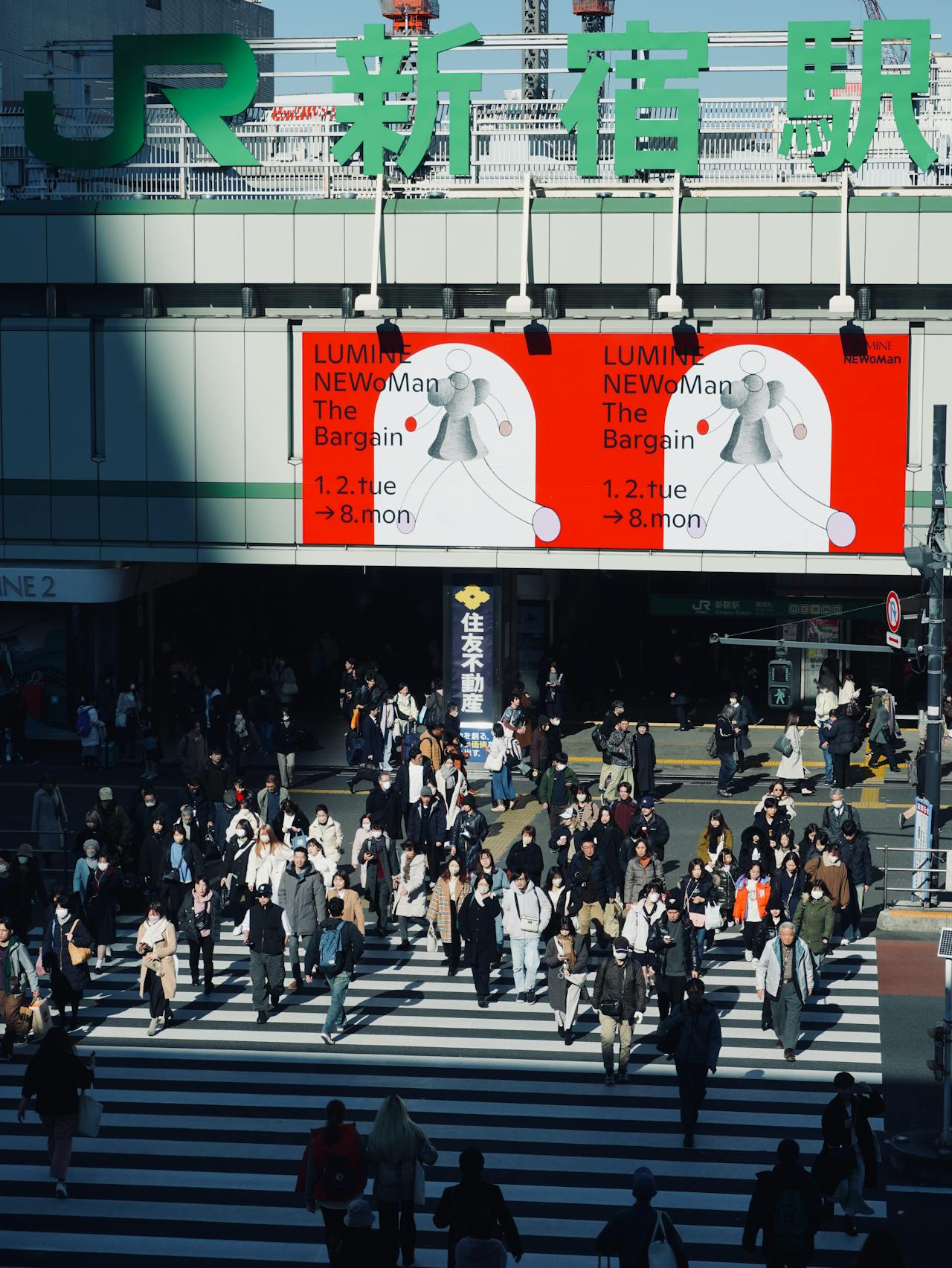 JR新宿站前很多人