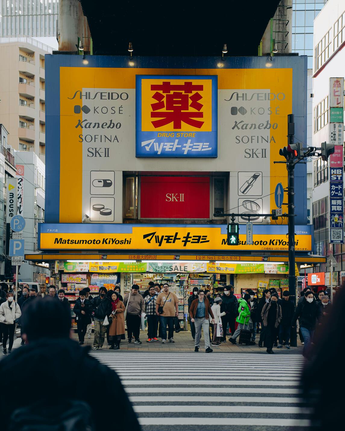 遊客於藥妝店前準備過馬路