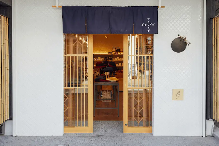 東京神樂坂 Kagurazaka Plus 店門口
 