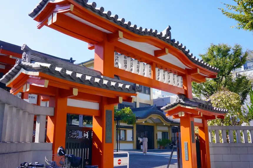 位於東京神樂坂的善國寺正門  

