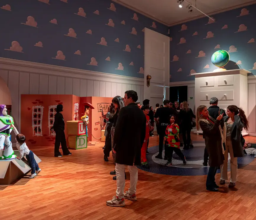 《皮克斯世界展》1:1 神還原《玩具總動員》中安弟的房間
