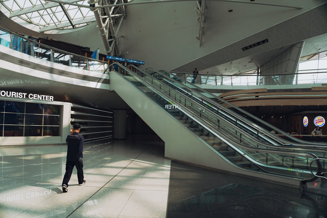 機場大廳與出境入口