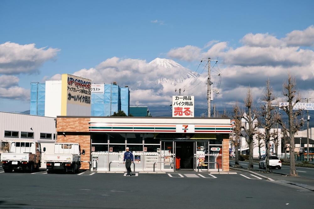 日本 7-11 推出行李寄放服務。