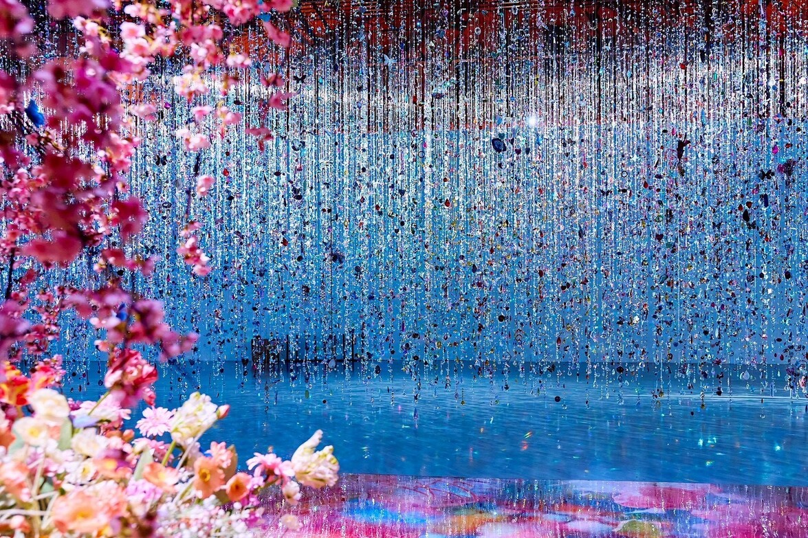 蜷川實花《光之細語，色彩之夢》全面升級，由2,000條水晶串飾構成閃耀奪目的夢幻空間