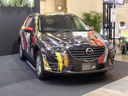 塩ビメディア「光沢塩ビグレー糊CR・CRS」、塩ビラミネートフィルム「LL光沢ラミCR」使用。イベントPR車両/カーマーキング/痛車。