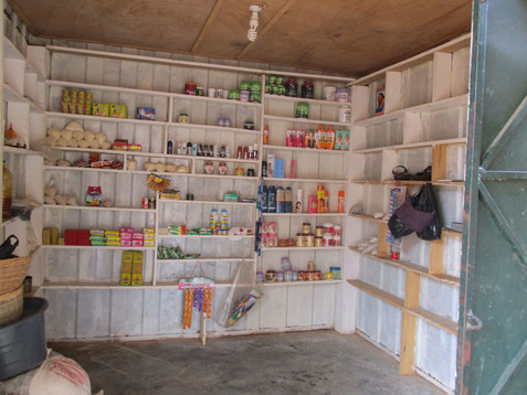 Voor mijn ongeluk was ik een zakenvrouw die rondreisde en haar spullen verkocht. Nu kan ik dat niet langer. Als ik een container zoals deze zou hebben, zou ik niet langer elke dag opnieuw mijn marktstal hoeven op te zetten. Dan zou ik ook niet meer afhankelijk zijn van mijn dochter of moeder om mij te helpen. Ik zou mijn spullen direct vanuit de container kunnen verkopen.