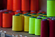 Farbige Garnrollen: Gelb, Rot, Orange, Limette