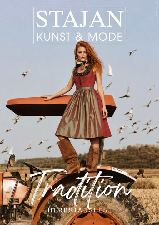Stajan Tracht Kollektion Herbst Winter - Dirndl im Dirndl auf Traktor