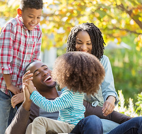 Famille souriante dehors