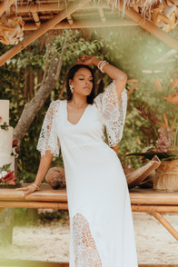 mariée portant une robe sur mesure fluide de Belle et Dentelle