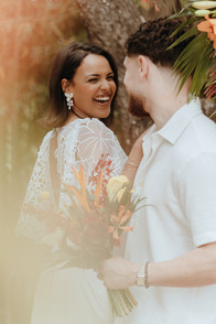 Photo de couple mariés tropical et coloré