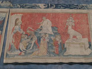 Tenture de l’Apocalypse, scène 43: L’adoration de l’image de la Bête, Château d’Angers. Photo: Fab5669, CC0 / Wikimedia Commons.