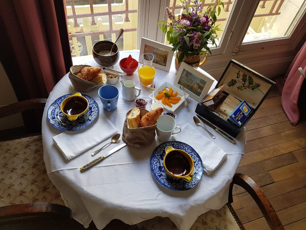 Petit déjeuner copieux servis entre 8h et 10h. 