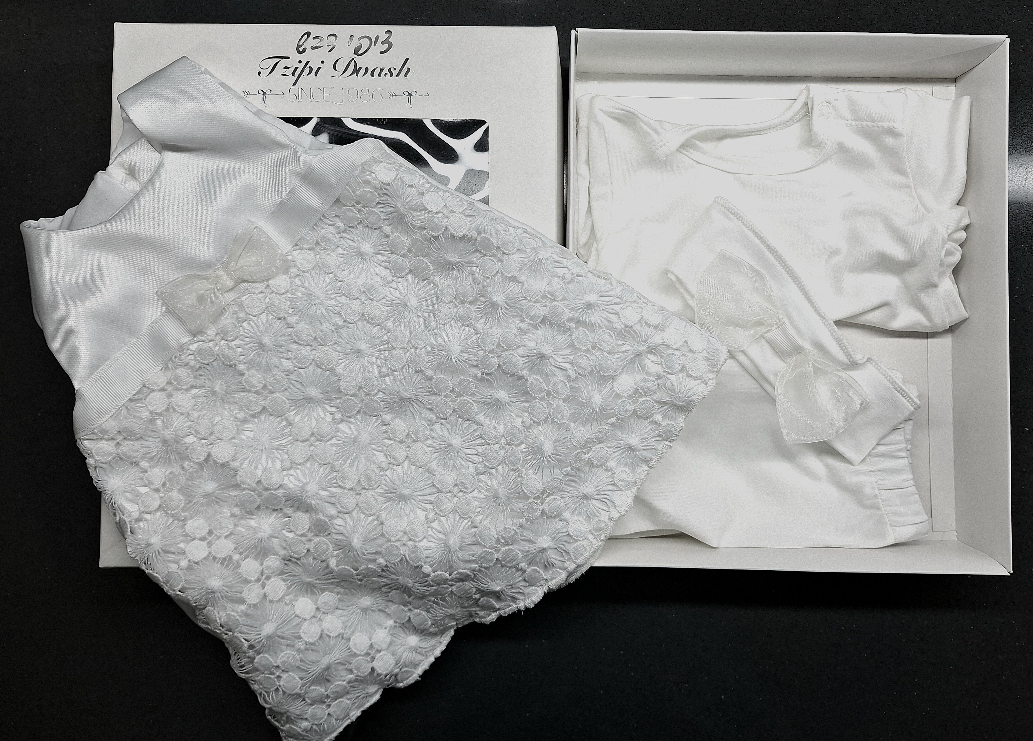 שמלה לתינוקת תחרה פרחונית לבנה