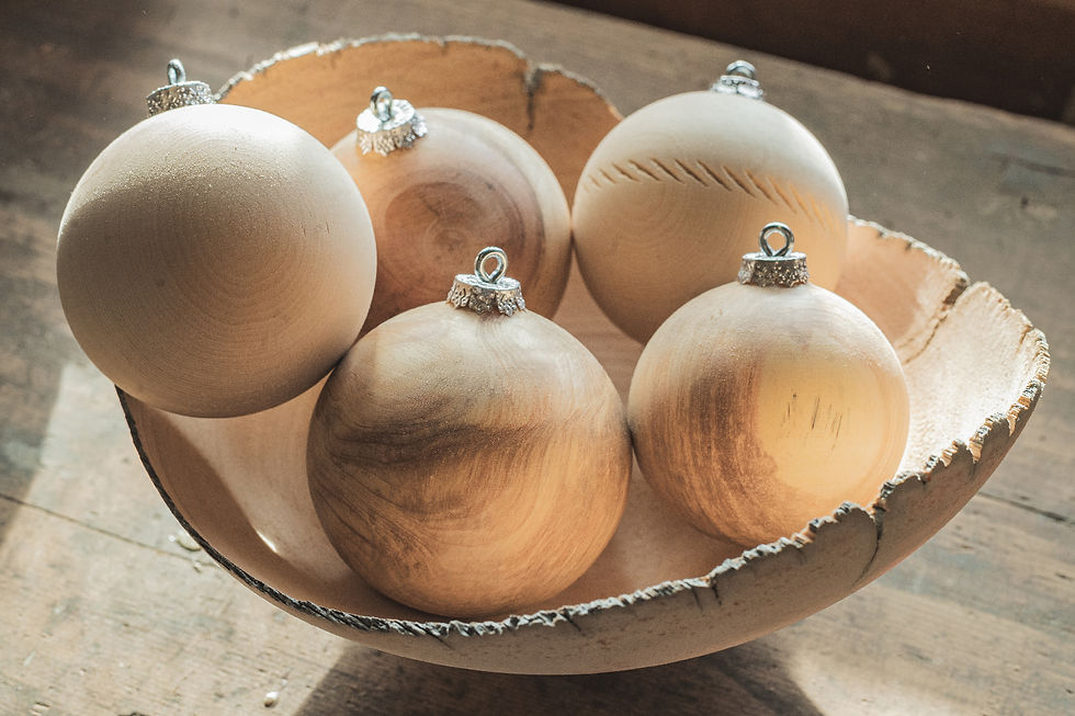 Miniaturbild: Weihnachtskugeln aus Zirbe