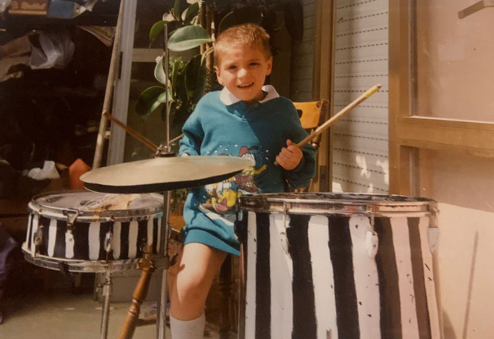 我到八、九歲的時候才第一次接觸學器。首先是敲擊樂,我嘗試打鼓。