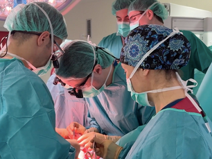 Realizan la primera reconstrucción mamaria en España con tejido abdominal asistida por robot
