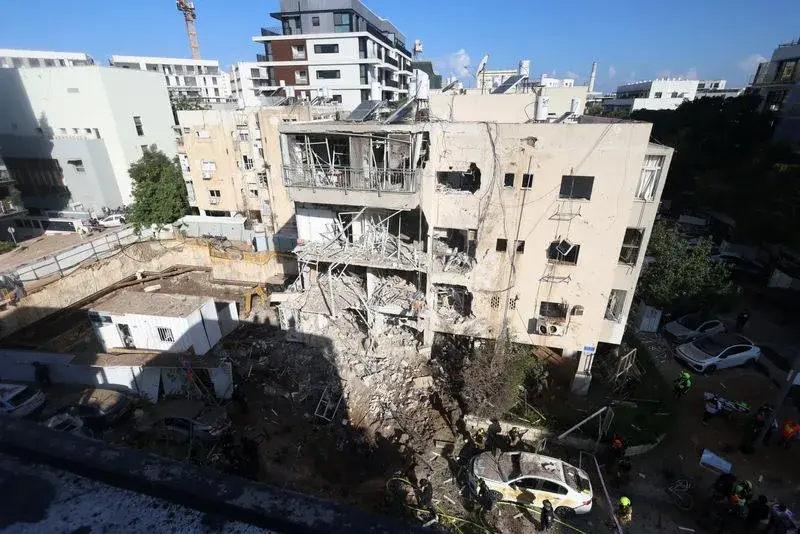 Irán lanza oleadas de misiles contra Israel y niega estar negociando con EEUU