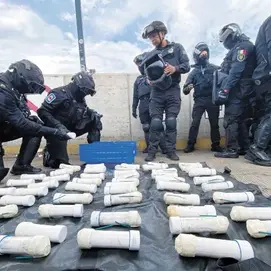 Decomisan 59 explosivos caseros en autobús ligado a normalistas de Ayotzinapa