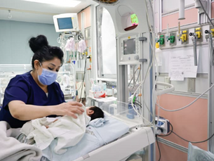 Médicos mexicanos salvan vida de recién nacida con implante de marcapasos
