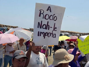 Marchan en Veracruz por el derrame: exigen a Nahle que atienda los daños ambientales y económicos