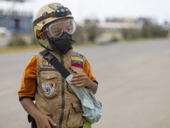 Sebastián, de 10 años, rescata a dos mascotas tras sismos en Venezuela